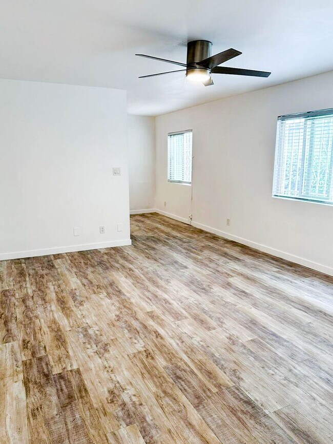 Building Photo - Venice - Close to the Waves - 1st Floor Larger 1-Bedroom W/ Parking