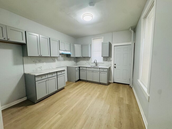 Building Photo - Remodeled Large 3bd/1.5 House with Rear ya...