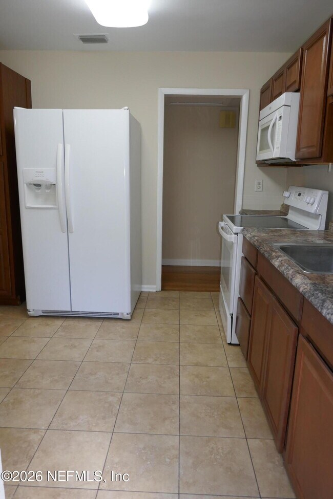 Building Photo - 2404 Red Oak Dr