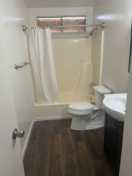 Bathroom - 271 Rhonda Ct