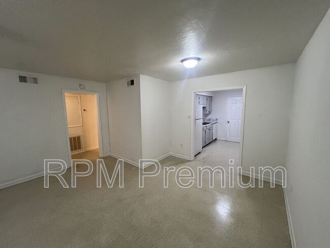 Building Photo - 2150 N Sherwood Forest Dr