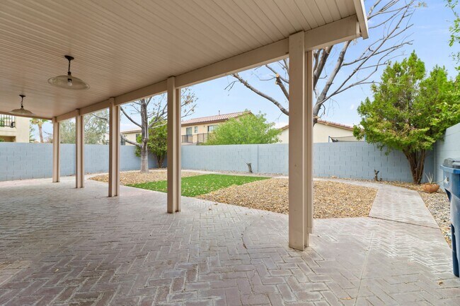 Building Photo - SE!! Pebble and Pollock!! Crystal Springs!...