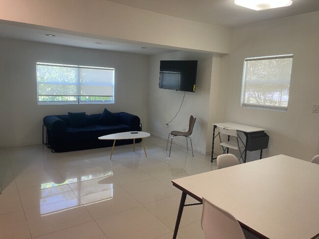 Building Photo - 18 NW 45th St