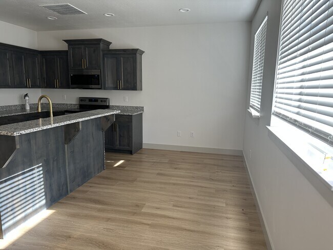 Building Photo - 848 250 N