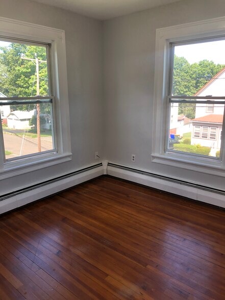 living room - 127 Front St