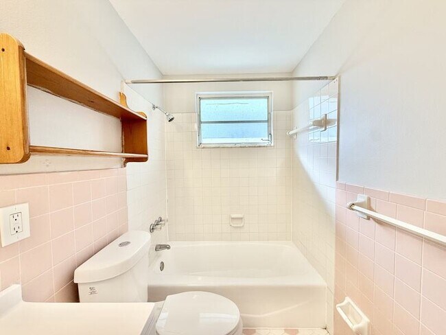 Building Photo - 3407 Palm Dr