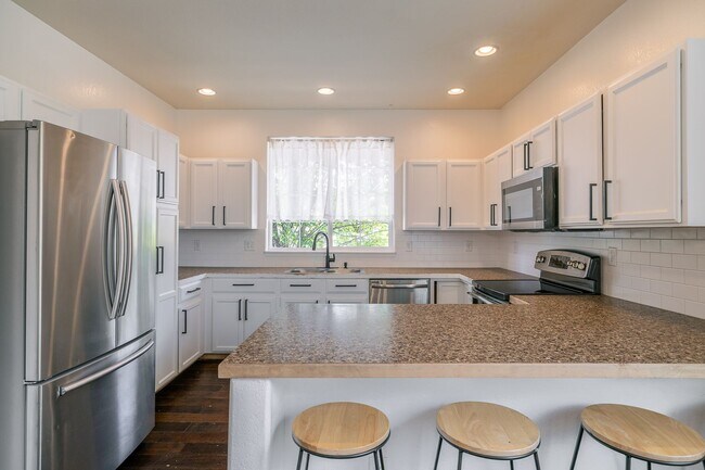 Building Photo - 4 Bed 3 Bath Located in Maple Hill Availab...
