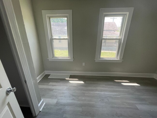 Building Photo - SECTION 8 and EDEN Accepted! Spacious, New...