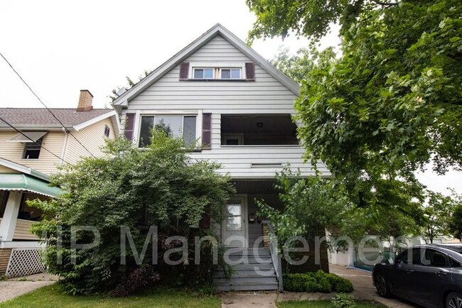 Primary Photo - Updated 2BD UP off West Blvd-Westside Clev...
