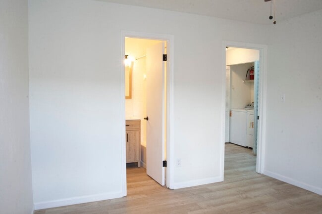 Building Photo - 2 Bedroom 2 1/2 bath in the Lakes Townhome...