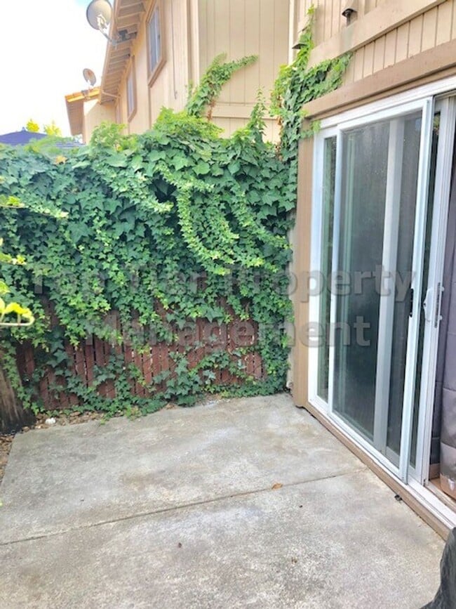 Building Photo - 2bd/1.5ba, 1,112 sf Concord Townhome available for Lease