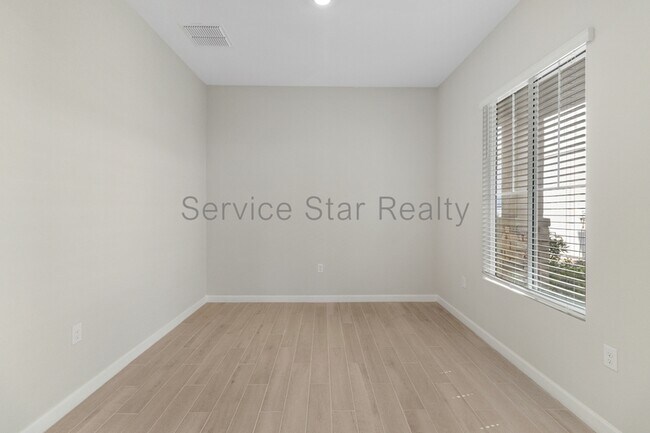 Building Photo - 5062 E Hartford Ave