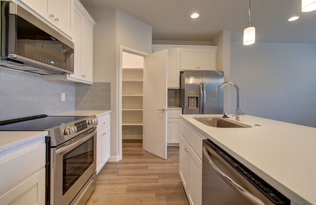 Building Photo - Beautiful Townhouse with Easy Access to Ev...