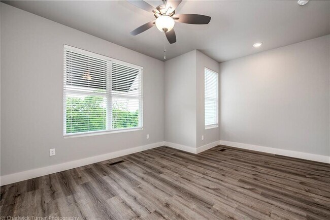 Building Photo - 1512 N Gregg Ave