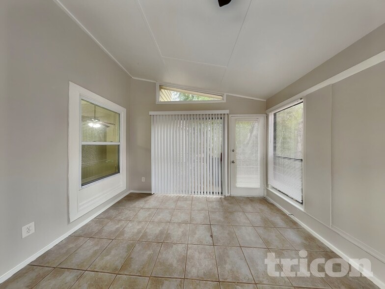 Building Photo - 303 Lowe Ct NW