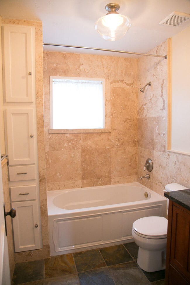 Building Photo - Charming Multnomah Village Remodeled Cottage