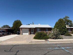 Building Photo - Nice 2 Br, 1 Bath house with the major app...