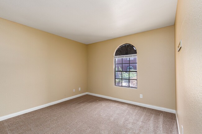Building Photo - 2 bedroom in gated community with pool/spa...