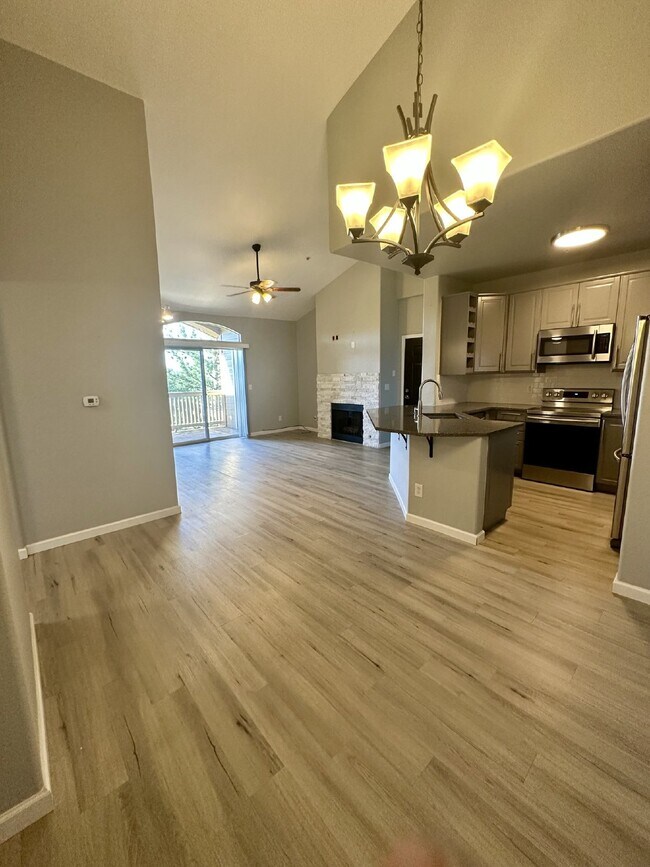 Building Photo - Don't Miss out on this updated 2Bed/2 Bath...