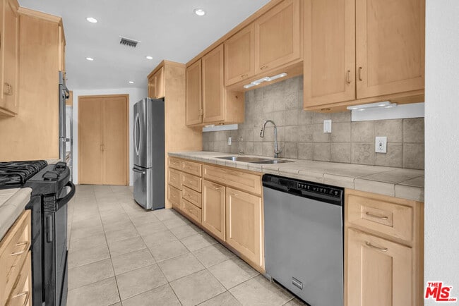 Building Photo - 8642 Gregory Wy