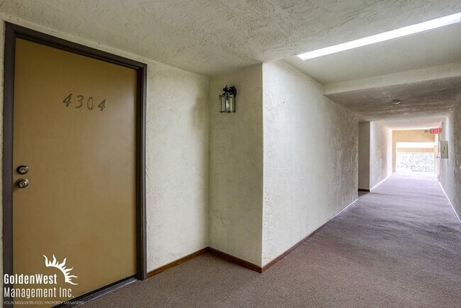 Building Photo - Breezy 2Bdm 2Ba Top-Floor Corner Condo with Mountain Views!