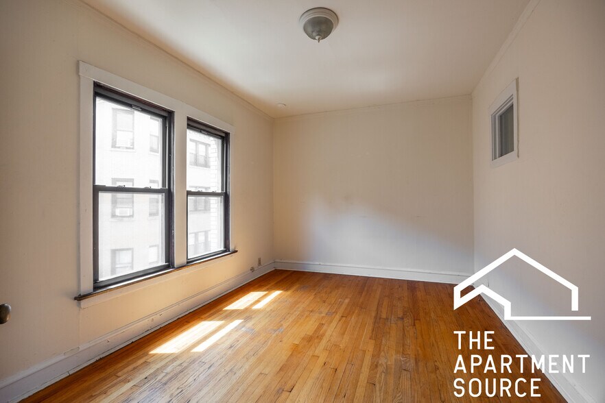 Building Photo - 2434 N Sawyer Ave