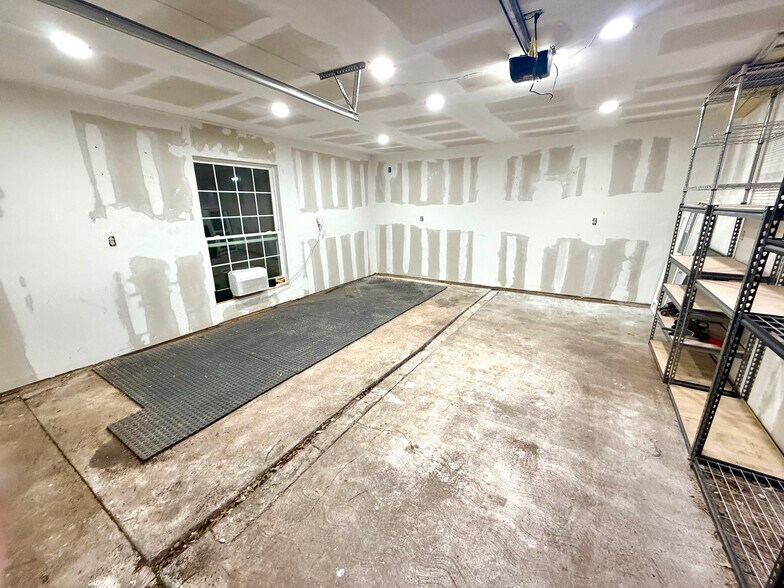 Building Photo - 513 Melba St