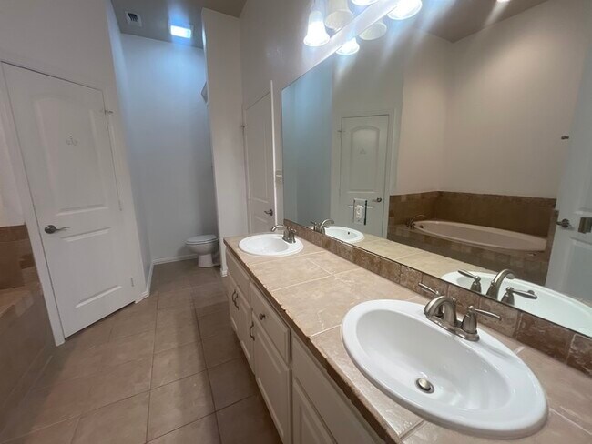 Building Photo - Meander Estates! Large corner lot 3/2/2 Co...