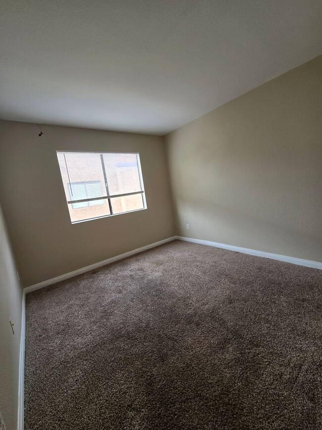 Building Photo - 3 BED / 2 BATH CONDO!!