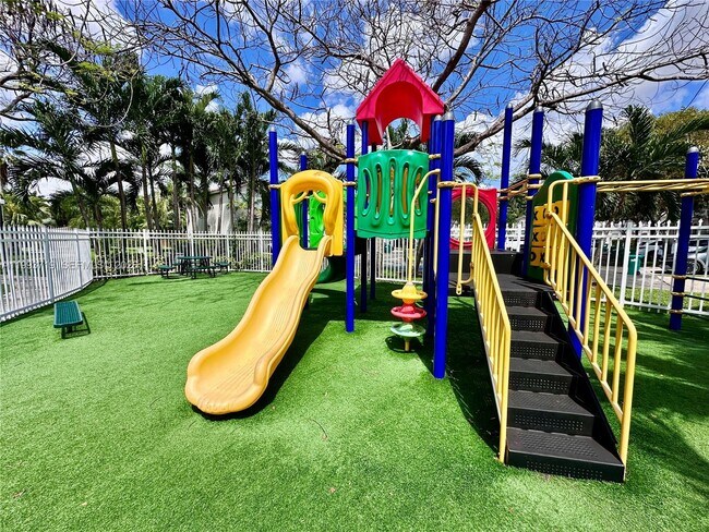 Building Photo - 5628 NW 113th Ave