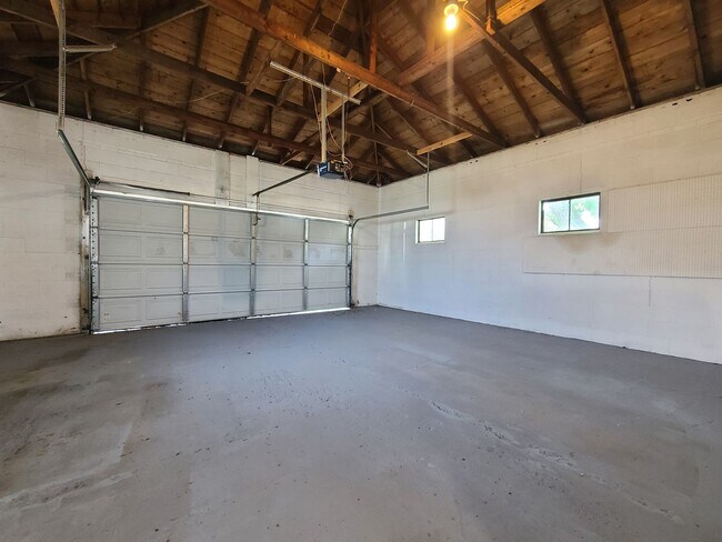Building Photo - Spacious 4-Bed, 2-Bath Updated Home in Ben...