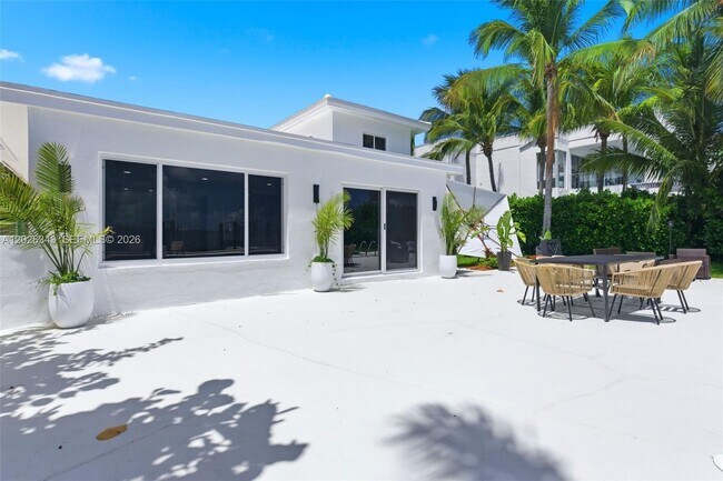 Building Photo - 1510 S Treasure Dr