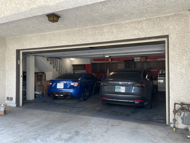 Oversize garage with direct access - 13437 Kornblum Ave