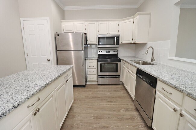 Building Photo - Luxury 3BR/2BA Renovated Condo