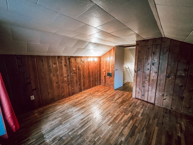 Building Photo - Charming 3 Bedroom in River Road Area!