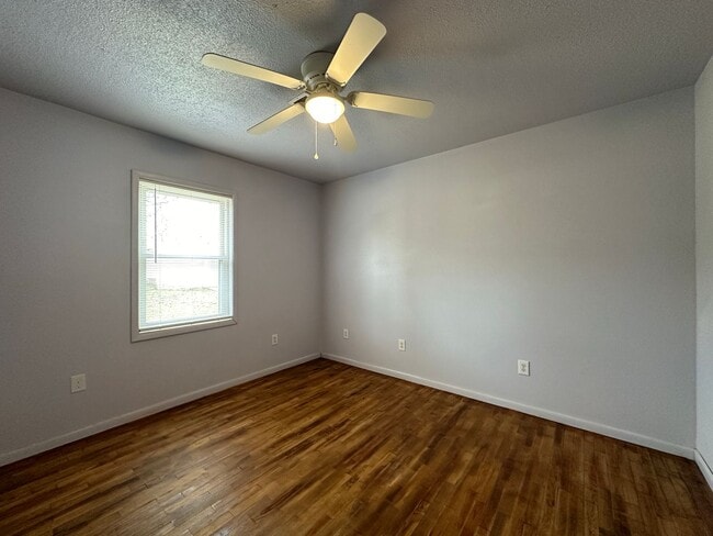Building Photo - Charming 3 Bedroom / 2 Bathroom (1176 sf)