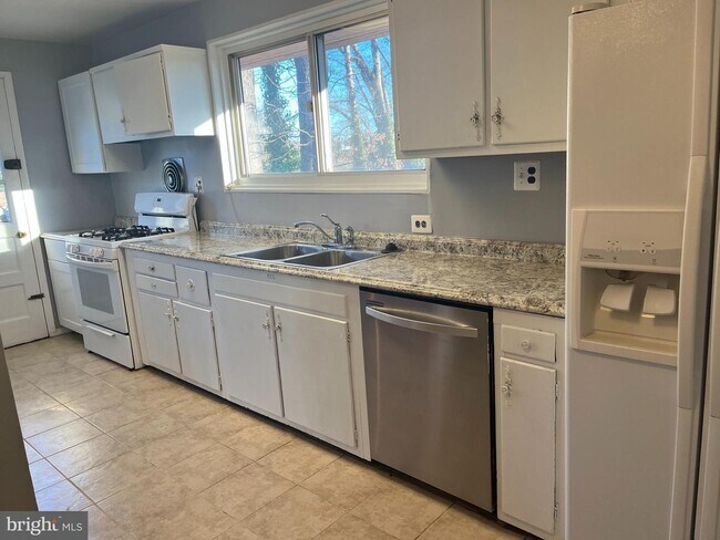 Building Photo - Discover the charm of this exquisite two-level home