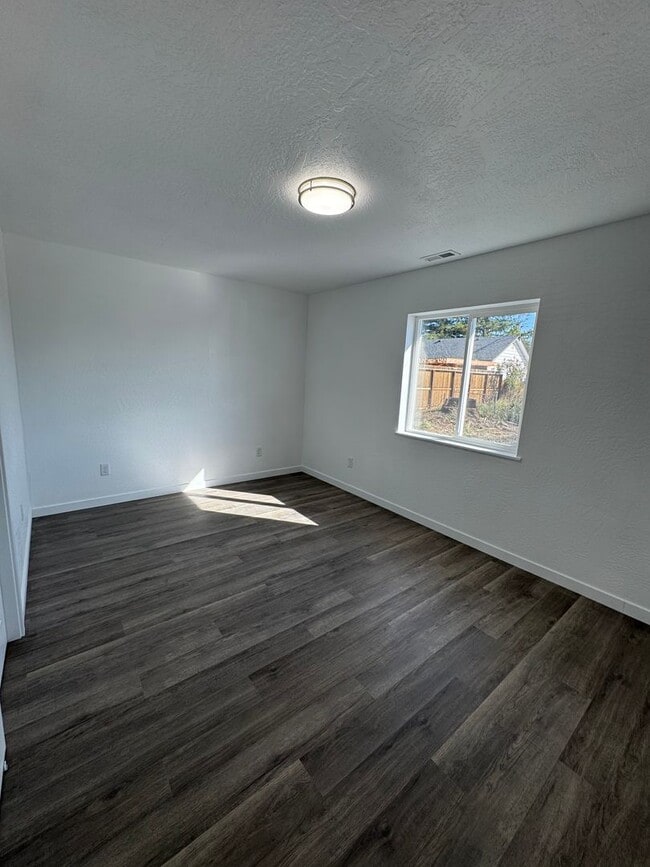 Building Photo - 486-488 NE Housley Ave