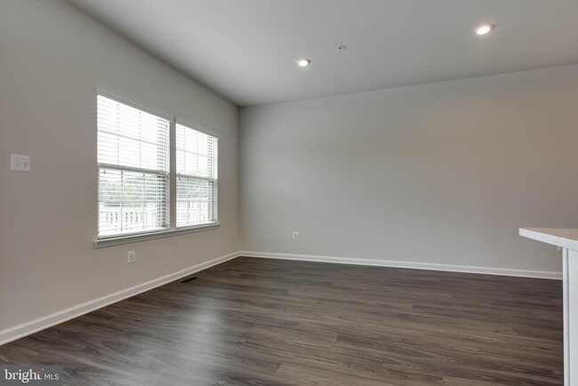 Building Photo - 7912 N Gladden Farm Way