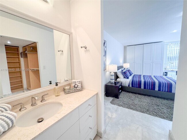 Building Photo - 3301 N Country Club Dr