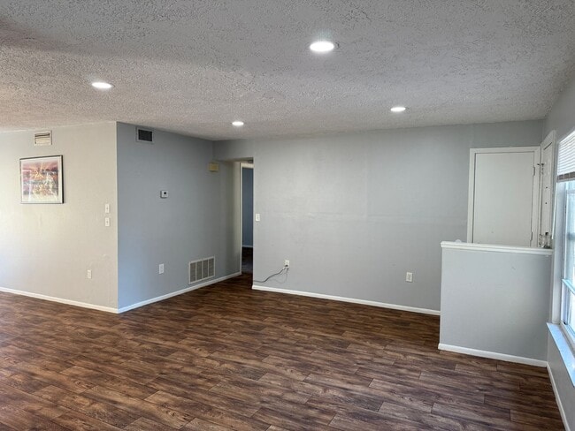 Building Photo - 2Bedroom 2 Bath Single Family Home W/1 Car Garage