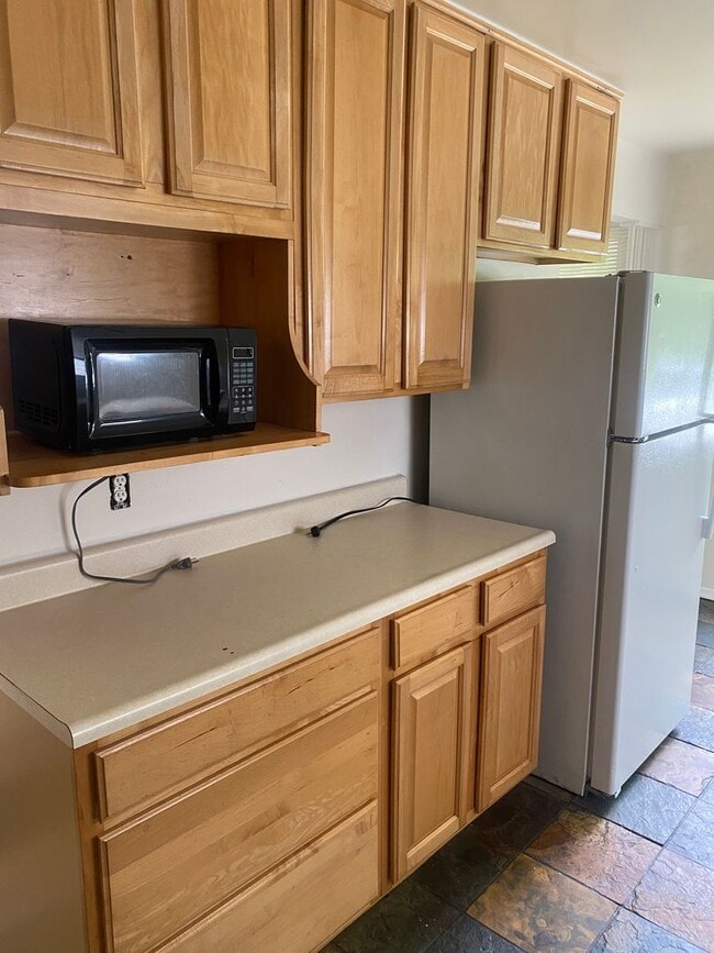 Building Photo - Newly painted 3 bedroom 1 bathroom bi-leve...