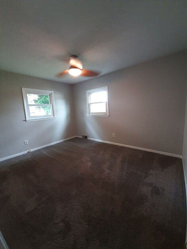 Building Photo - 3 bed 2 bath, 2 car garage Bettendorf Home!