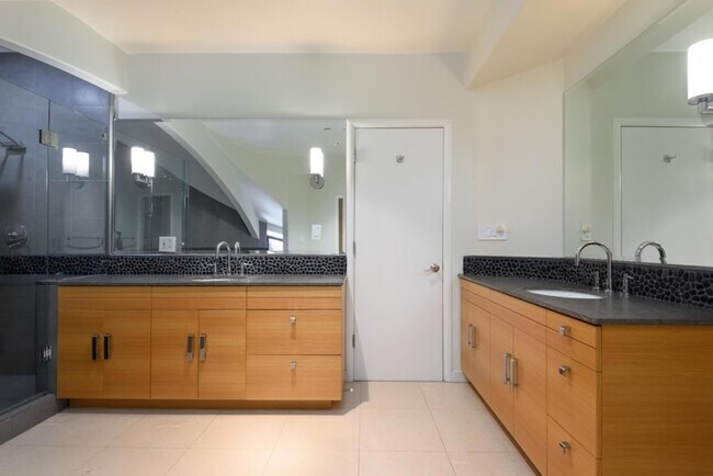 Building Photo - 3527 Oak Knoll Dr