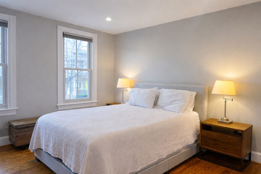 Building Photo - 1215 C St SE