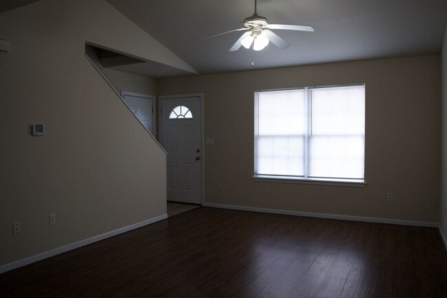 Building Photo - Nice 4 Bed 3 Bath Duplex!