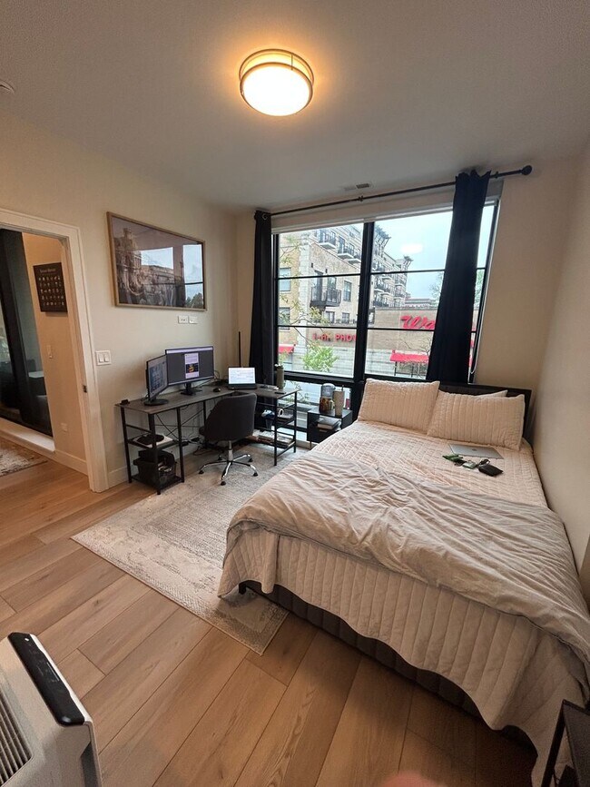 Building Photo - 1646 W Belmont Ave