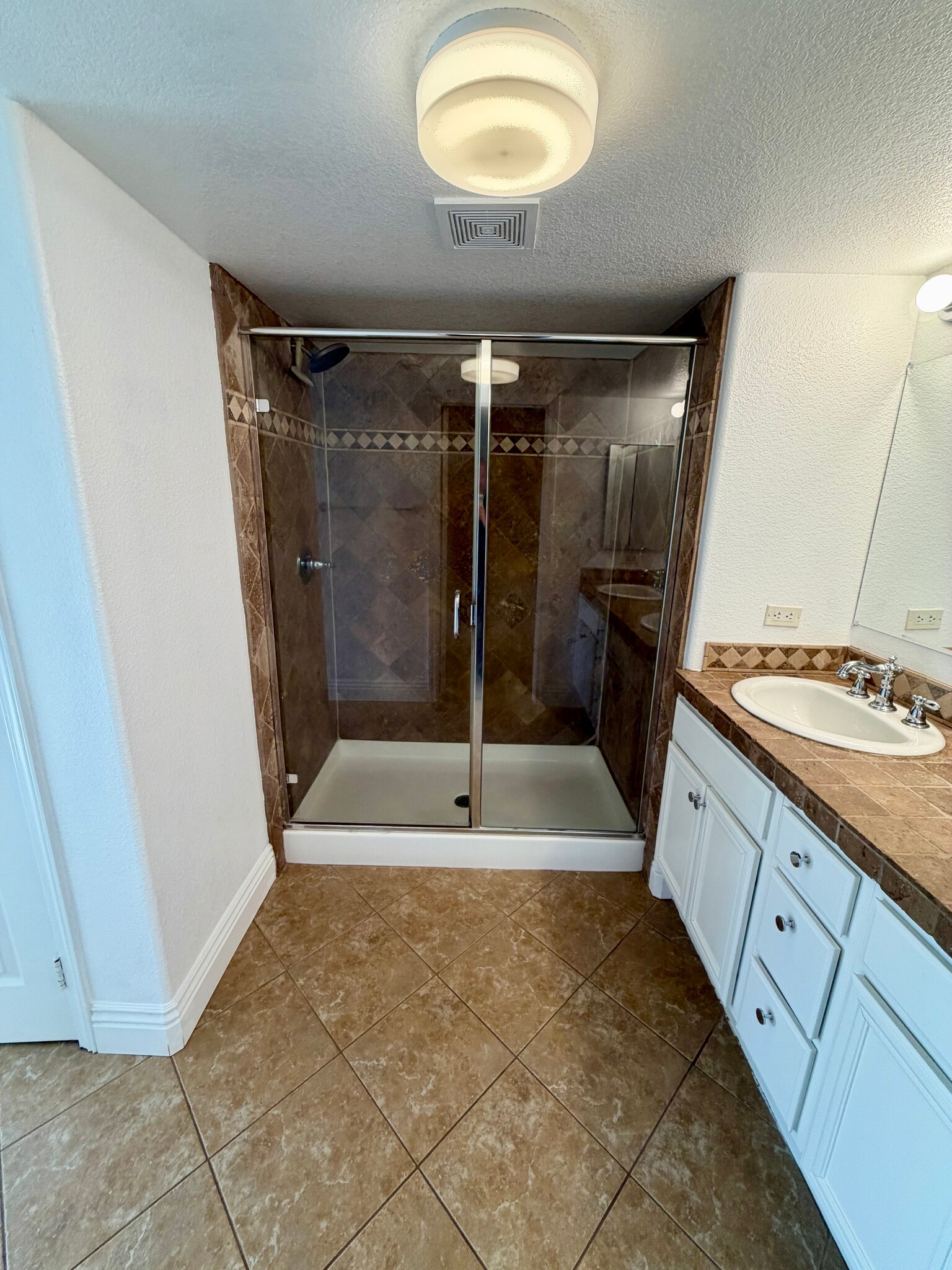 Primary room shower - 4942 Haight Trl