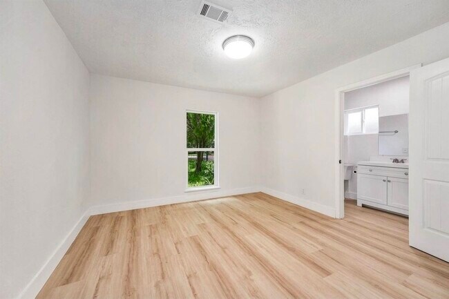 Building Photo - 1305 Winchester Dr