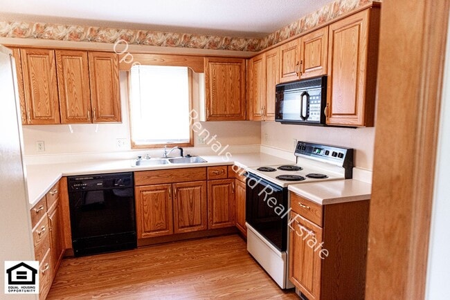 Building Photo - Great 3 bedroom home available!!